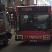 Рух у центрі міста паралізований через ДТП автобуса та вантажівки (ФОТО)