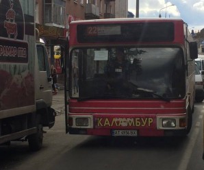 Рух у центрі міста паралізований через ДТП автобуса та вантажівки (ФОТО)