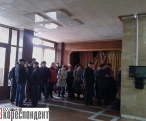 В Івано-Франківську страйкують працівники ВАТ “Пресмаш” – вимагають виплатити зарплату(фото)