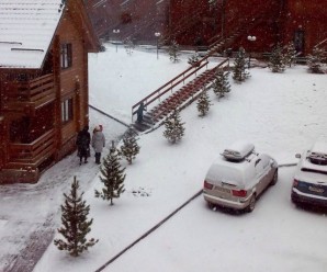 Доки Карпати засипає снігом, екстремали спускаються з Говерли на сноубордах (фото+відео)