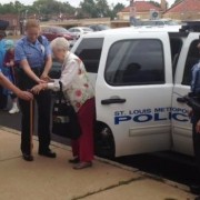 У США заарештували 102-річну бабусю. ФОТО
