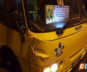 У Києві маршрутка перевернула авто: водій Kia звинуватив рятівників у крадіжці