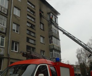 Допомога від рятувальників: у Франківську на вулиці Федьковича малолітній син закрив на балконі власну матір (фото)