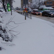 Через неприбрані від снігу тротуари франківці ходять по дорозі (ФОТО)