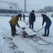 Футбольні вболівальники розчистили стадіон “Рух” від снігу (ФОТО)