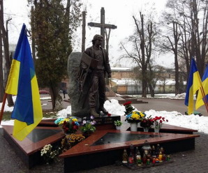 Франківці вшанували загиблих на Євромайдані та в зоні АТО Героїв (ФОТО)