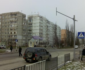 На аварійному перехресті вулиць Миколайчука-Стуса комунальники встановлюють світлофор