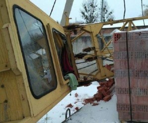 У Львові на будівництві впав кран разом з робітником (ФОТО)