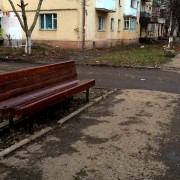 В Івано-Франківську продовжують встановлювати нові “вуличні меблі” (фото)