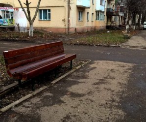 В Івано-Франківську продовжують встановлювати нові “вуличні меблі” (фото)