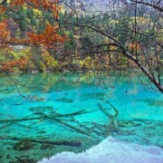 10 найбільш незвичайних різнобарвних озер на Землі ( фото)