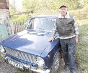 Гуцул Микола Ребенчук їздить на авто вже 62 роки (фотофакт)