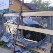 Карколомна ДТП в Ужгороді: “Шкода” проломила дерев’яний паркан і в’їхала на будмайданчик
