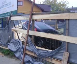 Карколомна ДТП в Ужгороді: “Шкода” проломила дерев’яний паркан і в’їхала на будмайданчик