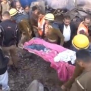 Страшна залізнична катастрофа в Індії. Загинуло 90 осіб