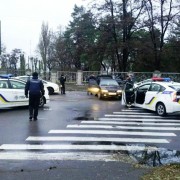 Погоня у Кременчуці: 5 поліцейських машин заблокували озброєних грабіжників з Полтави