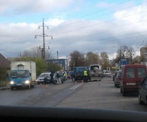 ДТП при в’їзді в Івано-Франківськ: не розминулась вантажівка і “дев’ятка” (фото)