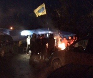 На кордоні з Румунією справжній майдан: КПП Солотвино заблоковане, люди встановлюють намети (ФОТО)