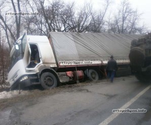 На Тисмениччині перекинулась вантажівка: 60-річного водія госпіталізували