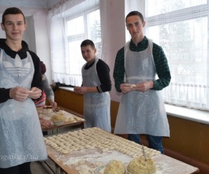 У Рогатині студенти і волонтери приготували 240 літрів вареників для українських воїнів. ФОТО