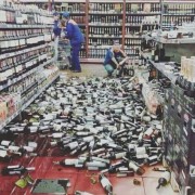 Алкоапокаліпсис у Тернополі: в місцевому супермаркеті обвалилися стелажі з алкоголем (фото)