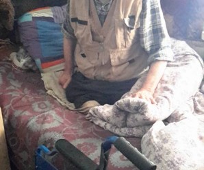 На Прикарпатті 85-річний інвалід без двох ніг мріє вийти з хати. ФОТО