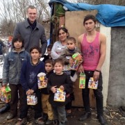 Депутат міськради зробив подарунки циганам, що живуть на березі Бистриці у Івано-Франківську (фото)
