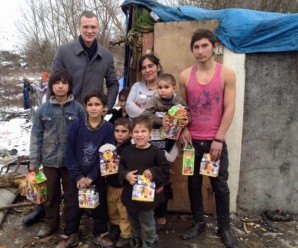 Депутат міськради зробив подарунки циганам, що живуть на березі Бистриці у Івано-Франківську (фото)