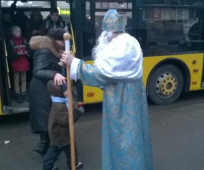 У тролейбусах Франківська Миколай вітав пасажирів зі святом (фото)