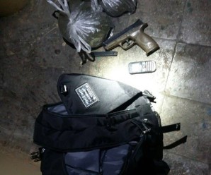 В одному з будинків Івано-Франківська патрульні виявили наплічник з пістолетом та наркотиками (фото)