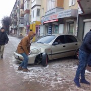 В Івано-Франківську автівка заїхала в магазин (фото)