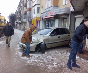 В Івано-Франківську автівка заїхала в магазин (фото)