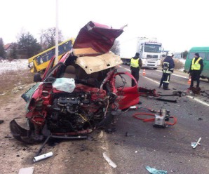 Жахлива ДТП на Львівщині: після зіткнення з маршруткою автівку розчавило, водій загинув
