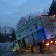У Львові під вантажівкою провалився асфальт (фото)
