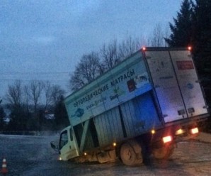У Львові під вантажівкою провалився асфальт (фото)
