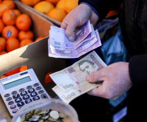 Українці витрачають на харчування майже половину своїх доходів