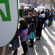Паніка Приватбанку: українці масово штурмують банкомати