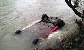Цієї ночі, на Прикарпатті впав з обриву у річку Чорний Черемош “позашляховик” «Міцубісі L-200». Водій із місця пригоди утік