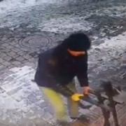 Франківець серед білого дня виламав ковані перила на вході до крамниці і втік (відео+фото)