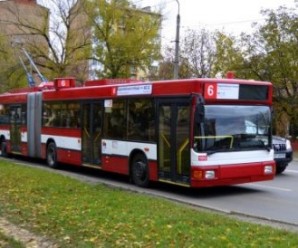 У Франківську кондуктор тролейбуса криком вимагала школярок оплатити проїзд