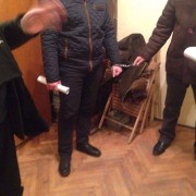У Мукачеві поліцейських затримали за “кришування” наркопритулку (ФОТО)