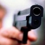 Чоловік у середмісті погрожував продавцеві магазину незареєстрованою вогнепальною зброєю