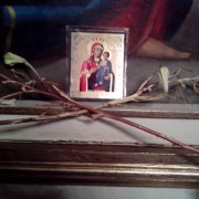 На Львівщині у церкві біля ікони зацвіли сухі лілії