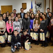 Школярі з Донеччини прийшли поколядувати до голови Івано-Франківської облради