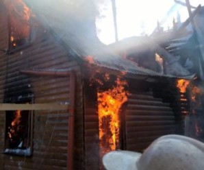 Високо в Карпатах згоріли будиночки для туристів
