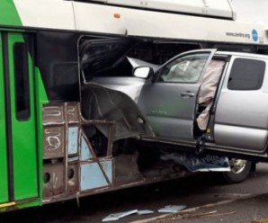 Фургон розгромив автобус з людьми: вражаюче відео