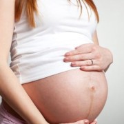 Цікаво! Що означає вертикальна смужка на животі під час вагітності. Коли вона зникає?