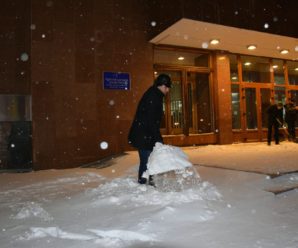 Компенсація імпотентності піаром. Марцінків зігнав франківських чиновників на прибирання снігу (фото)