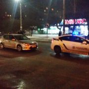 Вечірня аварія у Франківську: біля ТЦ “Велес” автомобіль на пішоходному збив 21-річну дівчину (фото)