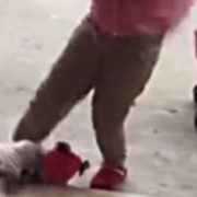 У Китаї горе-матір жорстоко побила грудну дитину: несамовите відео